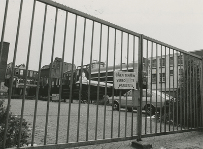 861255 Gezicht door het toegangshek op het 'Gat van de Bijenkorf', aan de St. Jacobsstraat in Wijk C te Utrecht, dat ...